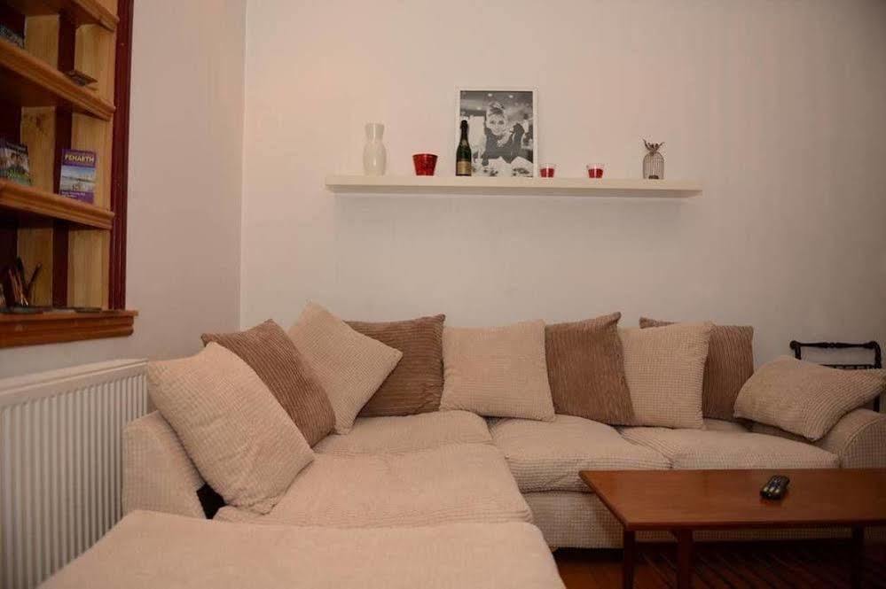 F3 2 Bedroomed Town House - Free Parking - Super 150 Mbps Wifi Near Gavin N Stacey Film House - 1 Free Dog Allowed Barry Εξωτερικό φωτογραφία