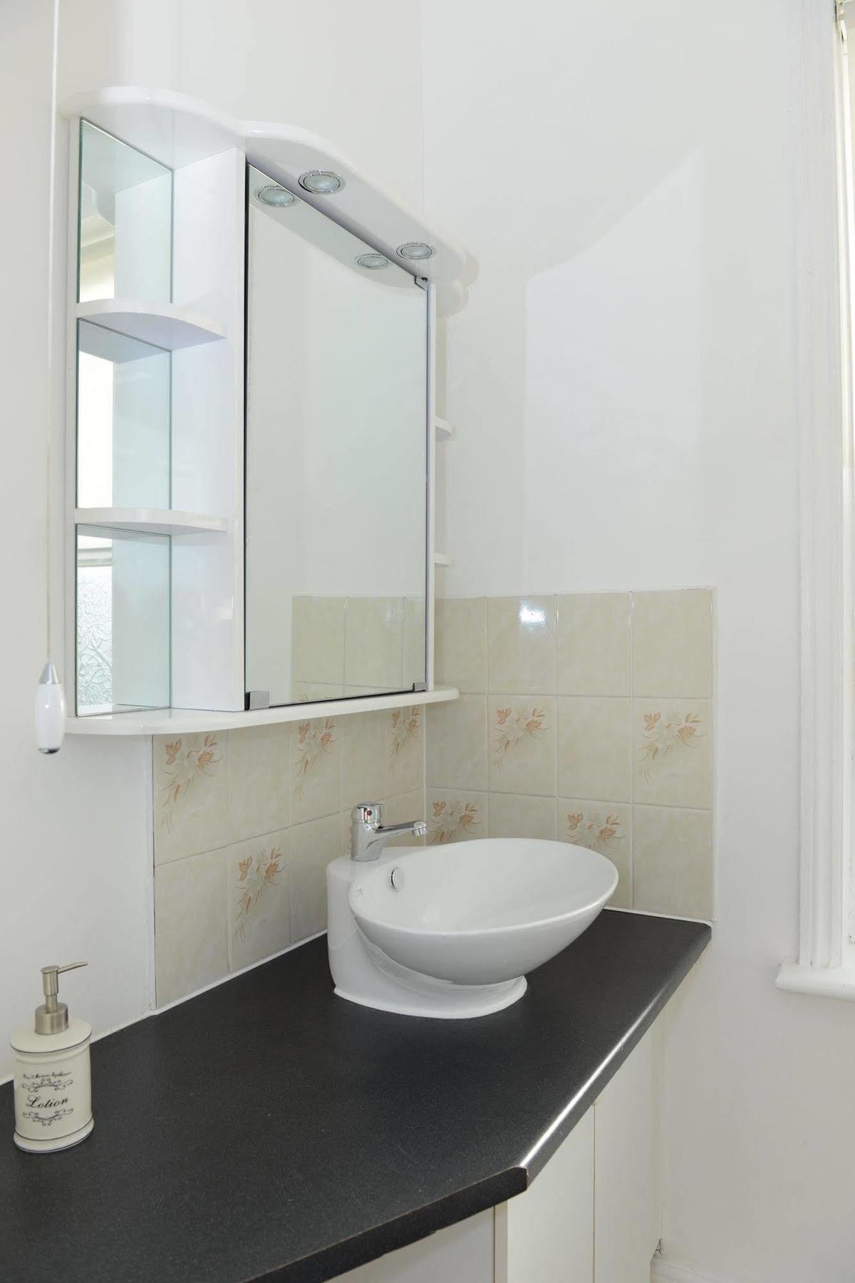 F3 2 Bedroomed Town House - Free Parking - Super 150 Mbps Wifi Near Gavin N Stacey Film House - 1 Free Dog Allowed Barry Εξωτερικό φωτογραφία